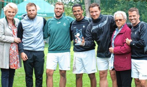 Das erfolgreiche MTV-Team mit Rosenheims Oberbürgermeisterin Gabriele Bauer (links) und Annemarie Kiermaier.Foto Weiß