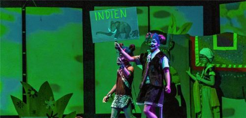 Das gesamte Bühnenbild – vom Schild über die Hintergrundprojektionen bis zum Elefanten – haben die Kinder selbst gemalt.Fotos thomae