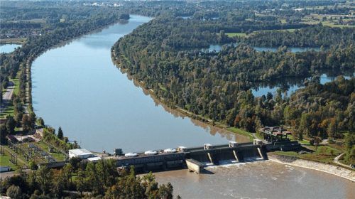 Das Innkraftwerk Rosenheim mit seinen drei Wehrtoren (rechts neben dem ins Wasser ragenden Betonpfeiler)  befindet sich in Rohrdorf. Fotos re/sen