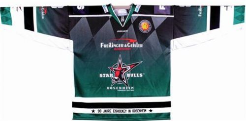 Das neue Heimtrikot (links) der Starbulls überzeugt im traditionsreichen Grün und auswärts treten die Rosenheimer in klassischem Weiß auf. Fotos  Starbulls