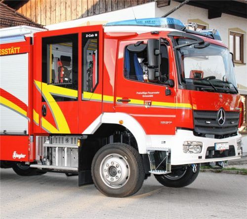 Das neue Löschfahrzeug LF 10, das als Ersatzfahrzeug für das jetzt 30-jährige Tanklöschfahrzeug TLF 16/25 angeschafft wurde. Das neue Fahrzeug ist mit einem 2000 Liter Tank, der Normbeladung und für Unwettereinsätze mit zwei Hochwasserpumpen ausgestattet.