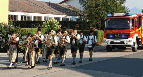 Das neue Löschgruppenfahrzeug LF 10 wurde von einer Abordnung der Musikkapelle Griesstätt gebührend empfangen. Am 11. August wird es geweiht und offiziell übergeben.