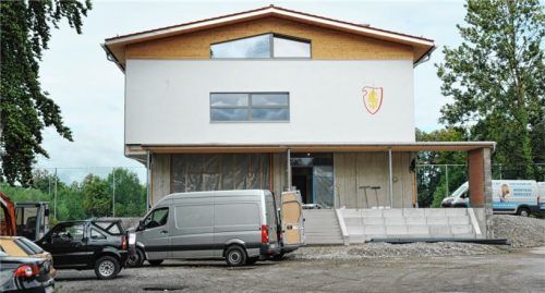 Das neue Vereinsheim nimmt Gestalt an. Das Gebäude ist hochwassersicher geplant, erhält Sanitär- und Umkleideräume. Von der Terrasse der Gastronomie aus gibt es einen Überblick über das Spiel- und Trainingsgeschehen und über die nahen Kinderspielplätze. Foto Schlecker