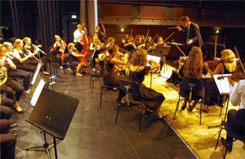 Das Orchester mit Ingmar Beck am Pult.Fotos  kis