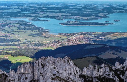 Ein schön anzusehendes Bild, beziehungweise eine sehenswerte Landschaftsaufnahme: Anflug auf die Kampenwand, dahinter der Chiemsee und das weite Land.Foto nitzsche