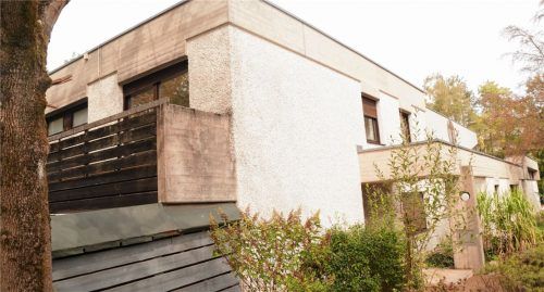 Das Pfarrhaus von Maria Schutz. Bevor es ein Integrationsstützpunkt werden kann, muss es renoviert werden. Zudem werden die beiden Balkone weggerissen.Foto  hg