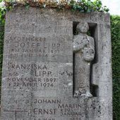 <p>Das Pharmazeuten-Ehepaar Wölfl hatte die Apotheke von Josef Lipp übernommen. An diese Familie erinnert noch ein Grabstein auf dem Alten Friedhof Kolbermoor.</p>
