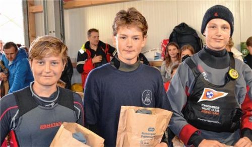 Das Podest der Laserliga: Philippa Jell (3.), Laurin Bodler (1.), Marinus Grunewald (3., von links).Foto Niessen