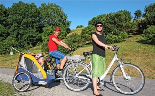 Das Radfahren mit „Rückenwind“ ist besonders komfortabel, wenn man mit Anhänger unterwegs ist. Foto djd/SFM