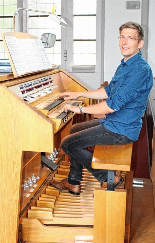 Dekanatskantor Johannes Eppelein an der Orgel in der Erlöserkirche. Foto Wunsam