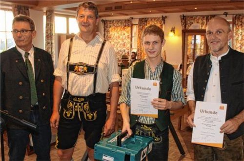 Den ersten Platz im diesjährigen Wettbewerb „Die Gute Form“ der Schreinerinnung ging an Matthias Weindl (Zweiter von rechts) vom Ausbildungsbetrieb Richard Schauer GmbH. Strahlend präsentierte er sich mit seinem Ausbilder Richard Schauer. Die Auszeichnung erhielt er aus den Händen von Innungsobermeister Peter Moser (links) und dem stellvertretenden Obermeister Stefan Opperer.Foto Steffenhagen