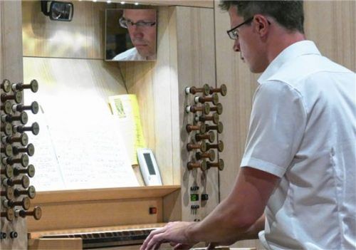 Den letzten Kolbermoorer Orgelmittwoch bestritt Michael Anderl, ein gebürtiger Rosenheimer. Foto Janka