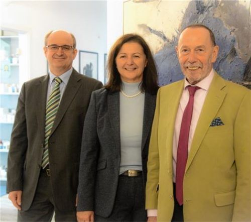 Denava-Gründer Franz Görlich (ganz rechts) mit den Vorstandsmitgliedern Dr. Dietmar Kapl und Beate Böhm. Fotos re