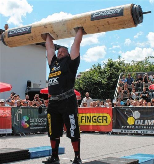 Dennis Kohlruss ist deutscher Rekordhalter im Baumstammstemmen.