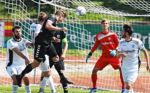 Der 1:1-Ausgleich für Burghausen durch Lukas Aigner. Foto  Butzhammer