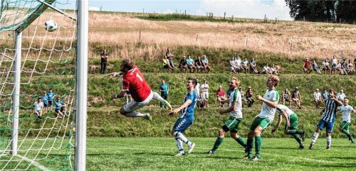 Der 1:1-Ausgleich für die SG Reichertsheim-Ramsau-Gars im Heimspiel gegen den TSV Reischach durch Matthias Vital (Dritter von rechts). Am Ende siegte die Spielgemeinschaft mit 4:1.Foto Wimmer