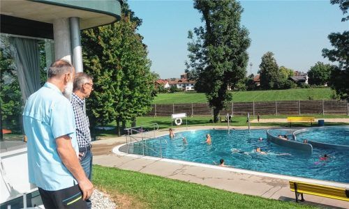 Der Blick auf den Badebereich: Stadtwerke-Leiter Walter Keilhauer (links) und Matthias Hohmann, Gruppenleiter Betrieb und Technik, an der Stelle im Freibad, von der aus eine Aufsichtsperson das Geschehen in den Becken beobachtet.Foto Stadtwerke Bad Aibling