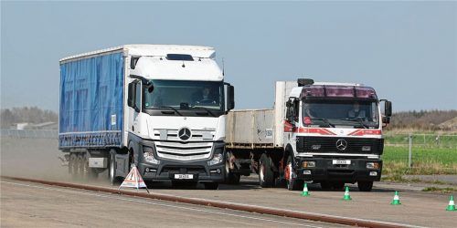 Der DEKRA Vergleich zwischen einem modernen Lkw und seinem 20 Jahre alten Vorgänger zeigt die technischen Fortschritte bei Bremsanlagen. Foto DEKRA