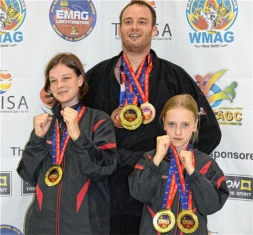 Der erfolgreiche Rosenheimer Martin Strassberger mit den starken Nachwuchskämpferinnen Rebecca und Rabea Nastulla.