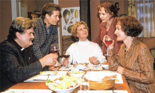 Der Familienrat, dargestellt 2001 in der ARD-Serie „Happy Birthday“. In Folge 10 unter dem Titel „Verzeih mir“ setzen sich die Familienmitglieder Martin (Gerd Olschewski), Berko (Sebastian Mirow), Marie (Witta Pohl), Tessy (Christiane Heinrich) und Berkos Mutter Eva (Eleonore Weisgerber) zusammen, um ein Problem zu lösen. So sollte es immer sein, findet Projektleiterin Andrea Dörries von der Jugendhilfe Oberbayern, die den Rosenheimer Familienrat begleitet und koordiniert. Foto ARD/Michael Haring