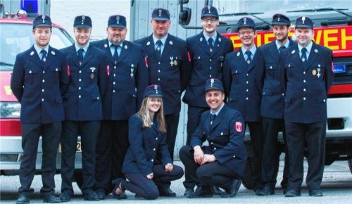 Der Festausschuss zum 150-jährigen Bestehen der Feuerwehr Fischbach von links: Vorstand Karl Denk junior, Georg Astner, Christian Kuchler, Nina Ranesberger, Martin Kuchler, Florian Mayer, Josef Achrainer junior, Hans Astner, Karl Liegl junior und Kommandant Werner Tobien. Foto  re