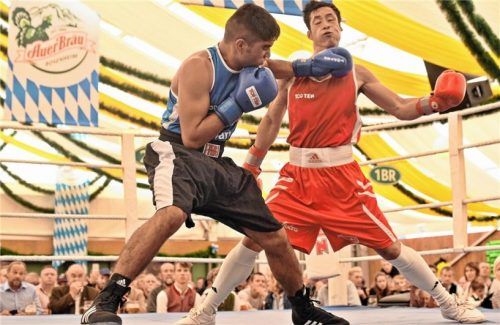 Der für Rosenheim boxende Najib Jabarkhel (in Blau) siegte gegen den Berliner Nguyen nach Punkten.
