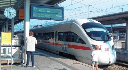 Der ICE hält derzeit in Rosenheim