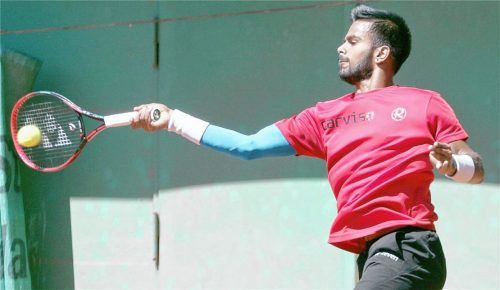 Der Inder Sumit Nagal bestritt am Freitag und Sonntag seine beiden ersten Spiele für Rosenheim. Nach dem Sieg am Freitag war er gestern gegen Florian Mayer chancenlos.