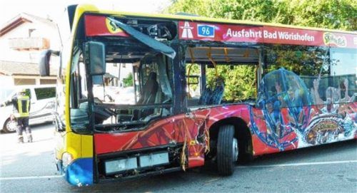Der Linienbus wurde stark beschädigt. Foto Reisner