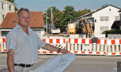 Der Mann, der sich auch in der Stadt unter der Stadt gut auskennt: Tiefbauingenieur Böhm mit einem Lageplan aus den 1960er-Jahren am Stadtwall. Die Kanalbaustelle dort beschert den Mühldorfern bis Oktober starke Behinderungen und ein leistungsfähigeres Kanalsystem.Fotos  hon