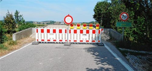 Der Zustand der Brücke über die Isen bei Stenging ist bedenklich und daher für den Verkehr gesperrt. Landrat Georg Huber zeigte sich bei der Bürgerversammlung in Mettenheim allerdings zuversichtlich, dass eine Einigung mit den Grundstückseigentümern gefunden werden kann. Foto sb