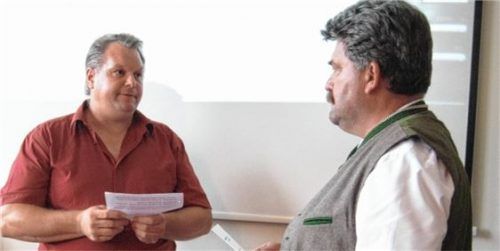 Der neue Gemeinderat Georg Aringer (links) wurde zu Beginn der Sitzung von Bürgermeister Sepp Reithmeier vereidigt. Foto Graichen