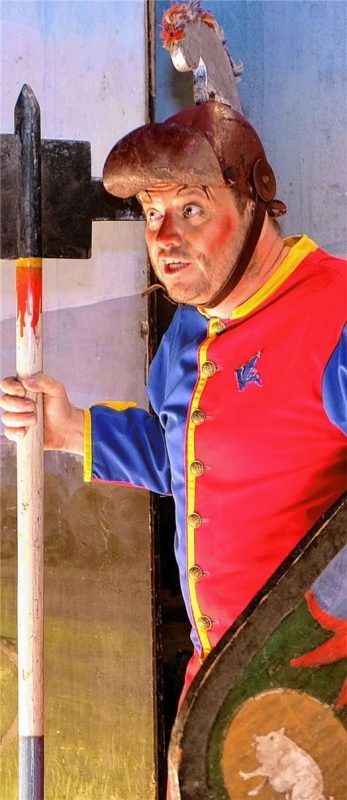 Der neue Kasperl. Sepp Goldmann lernte innerhalb von fünf Tagen seine Verserl auswendig. Er übernahm die Rolle vom verstorbenen Spielleiter Andi Gruber.Foto budde