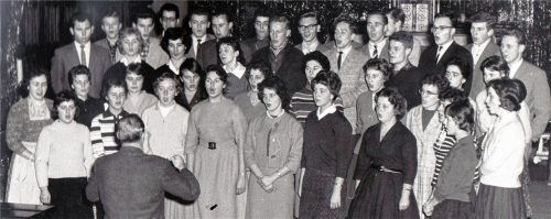 Der Rosenheimer Singkreis: Die sangesfreudigen Chormitglieder einst…