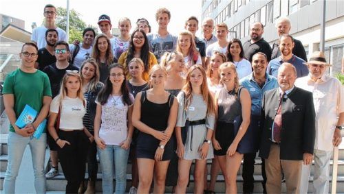 Deutsche und israelische Jugendliche vor dem Rosenheimer Landratsamt. Im Bild vorne links steht Dr. Manuel Diller, Leiter der Abteilung Jugend, Familie, Soziales und Kommunales im Landratsamt Rosenheim, vorne rechts der stellvertretende Landrat Josef Huber.Foto re