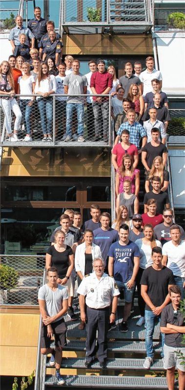 Die angehenden Polizistinnen und Polizisten beim Begrüßungstermin im Polizeipräsidium. Polizeipräsident Robert Kopp (vorne Mitte), die Einstellungsberater (oben) und ein Vertreter des Personalrats nahmen sich viel Zeit für das Gespräch mit den angehenden Gesetzeshütern..Foto Polizei