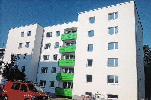 Die Balkone, die allesamt neu gemacht wurden, strahlen jetzt im „Kolbermoorer Grün“. Fotos Fleindl