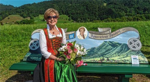 Die BR-Moderatorin Carolin Reiber auf „ihrem“ Bankerl mit Blick auf die Prien.Foto jt