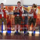 <p>Die Essen sind mit brennender Kohle gefüllt, das Eisen glüht und die Schmiede „künstlern“ um die Wette. Mit viel Beifall bedacht wurde die traditionelle Amboss-Polka, gespielt von Musikschmied Hans Reif und den Erler Bläsern (rechts im Bild).Fotos hoffmann</p>