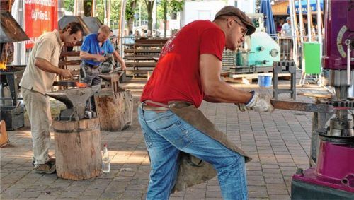 Die Essen sind mit brennender Kohle gefüllt, das Eisen glüht und die Schmiede „künstlern“ um die Wette. Mit viel Beifall bedacht wurde die traditionelle Amboss-Polka, gespielt von Musikschmied Hans Reif und den Erler Bläsern (rechts im Bild).Fotos hoffmann