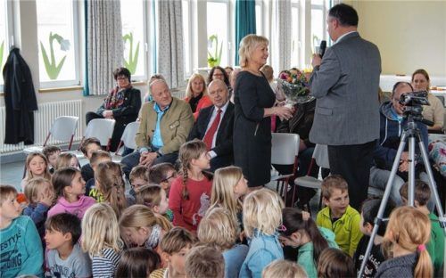 Die ganze Schulfamilie war gekommen, um Ursula Etschmann-Scherm, hier mit Bürgermeister Hans Schartner, in den Ruhestand zu verabschieden. Foto re