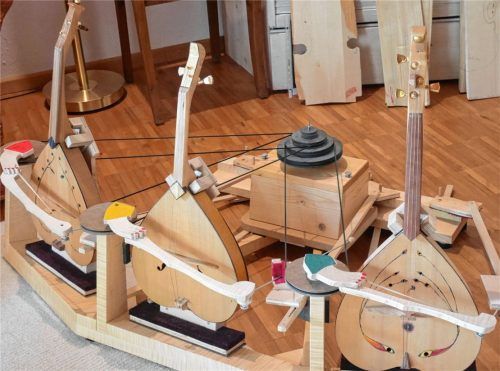 Die Herzviola-Lebensuhr – sie wird mittels Pedalen angetrieben.Foto Kirchner