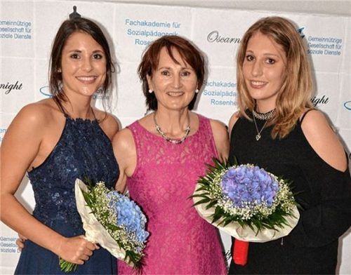 Die Kursbesten: Kursleiterin der SPS 16, Elisabeth Meinwolf (Mitte), überreicht Blumen an Bernadette Käser (links) und Ulrike Heimgartner. Foto re