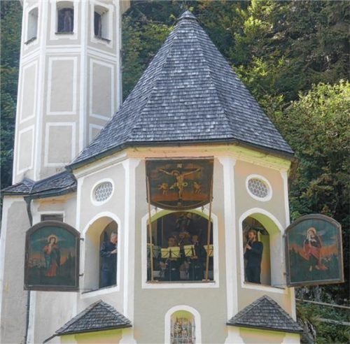 Die Musiker spielten in der Predigtkanzel, das Publikum saß im Schatten der Bäume und genoss die Musik. Foto Kirchner