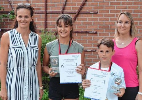 Die neu gekürten Vereinsmeister Amina Merdan und Andi Stadler junior, flankiert von SV-DJK-Vorstandsmitglied Pamela Oberrauch (links) und Abteilungsleiterin Alexandra Stadler (rechts).Foto sel