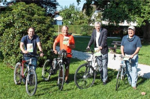 Die neue Auflage der Radlbroschüre präsentierten (von links) Tourismusleiter Christoph Osterhammer, Dr. Rainer Pausch, Bürgermeister Philipp Bernhofer und Gemeinderat Hansjörg Decker. Foto  re