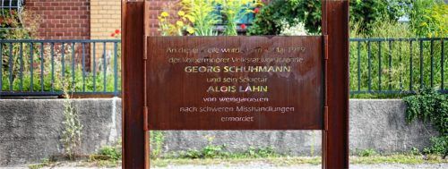 Die neue Gedenktafel für Georg Schuhmann und Alois Lahn am Tonwerk.