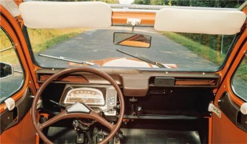 Die Optik wurde im Laufe der Jahre verändert, der Innenraum blieb spartanisch. Getreu dem Motto: ein Auto für die „kleinen Leute“. Fotos  Citroën