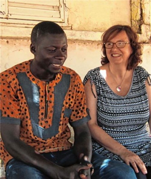 Die Prienerin Helke Fussell hat Babakar Segnane in seiner Heimat mitten im Senegal besucht und unterstützt.