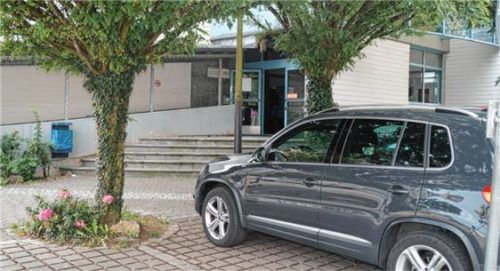 Die Ruhebänke vor dem „Freiraum 36“ wurden nun doch abgebaut.Foto  hg